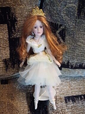 16" Fairytale Porcelain Doll With White & Yellow Dress - Vintage In Box